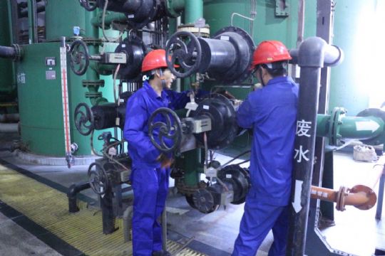 點擊查看詳細信息<br>標題：檢修人員正在處理閥門缺陷 閱讀次數(shù)：2224